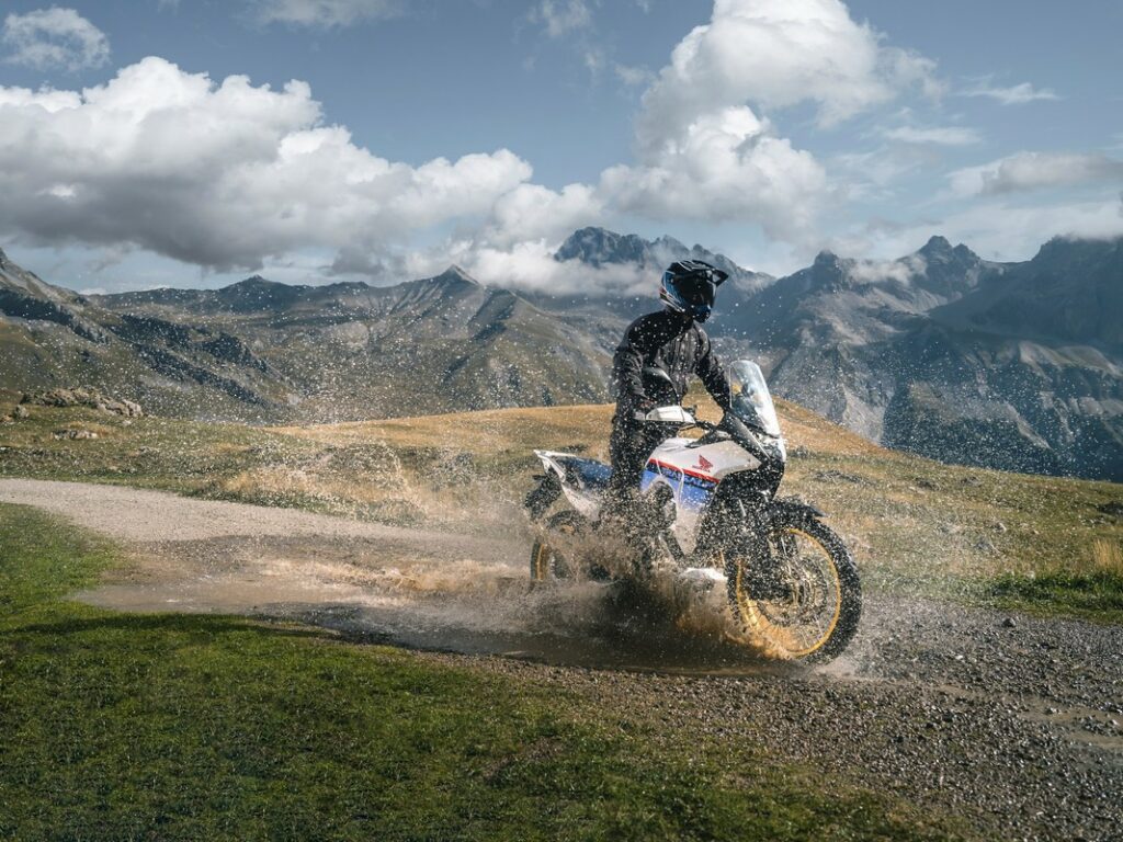 Honda XL750 Transalp 2023: la moto brillante e versatile, l’allestimento Kappa