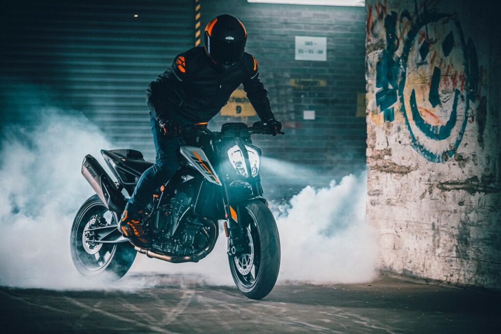 KTM 790 Duke 2023: feeling unico con la strada