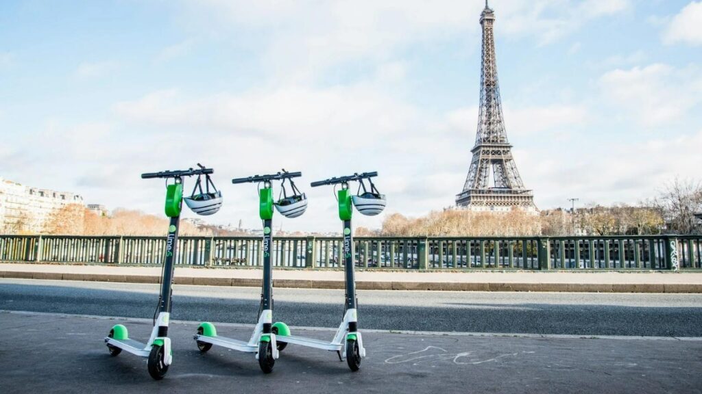 Parigi vuole bandire i monopattini elettrici in sharing