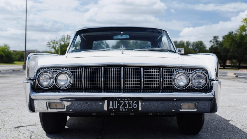 È all'asta la Lincoln Continental Convertible del presidente LB Johnson