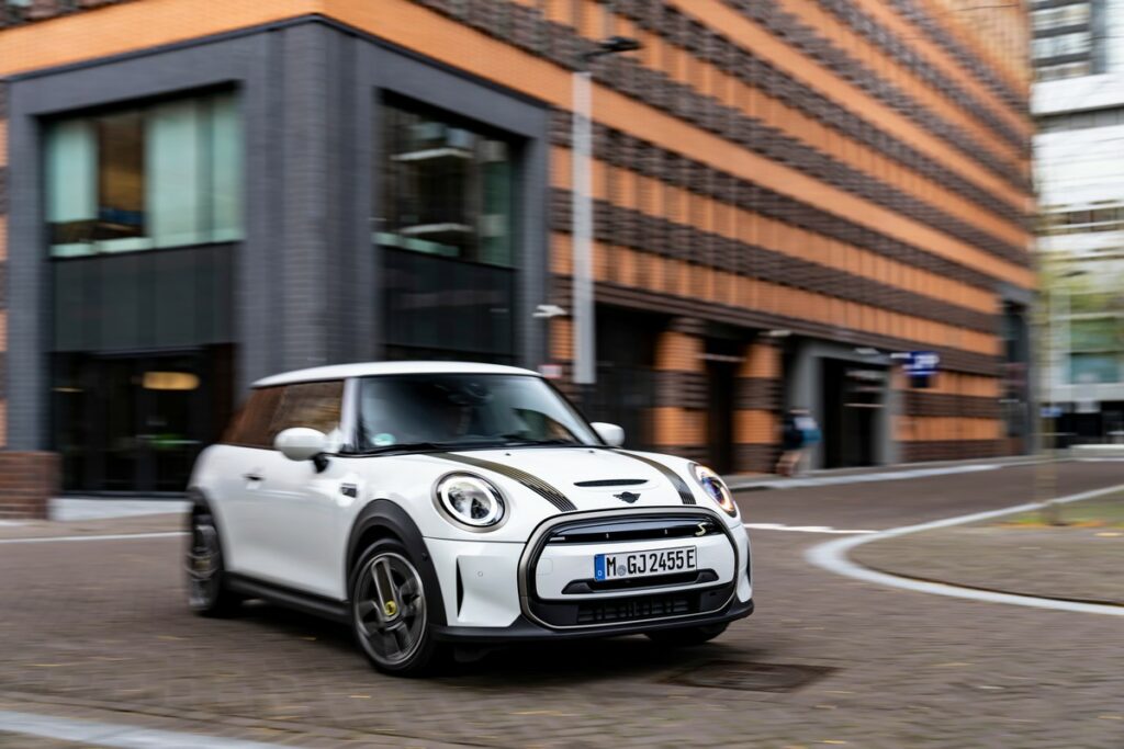 Mini Cooper SE Resolute Edition in Nanuq White