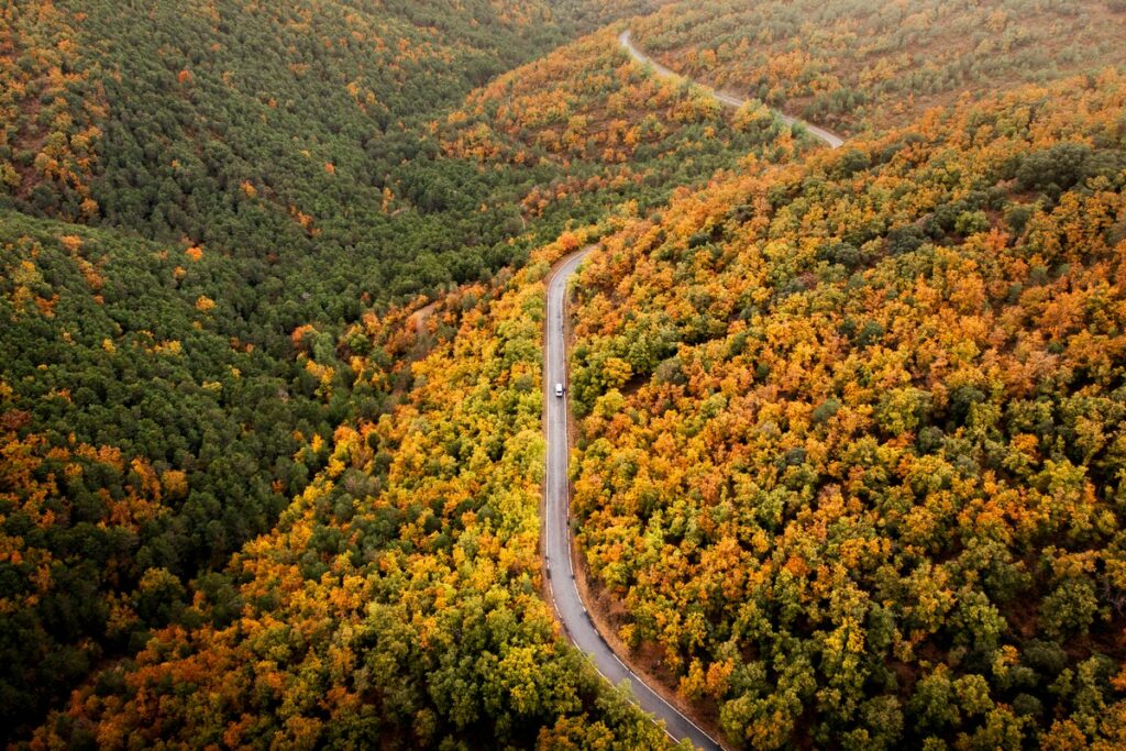 Viaggi in camper autunno 2022: 5 itinerari per godersi lo spettacolo della natura