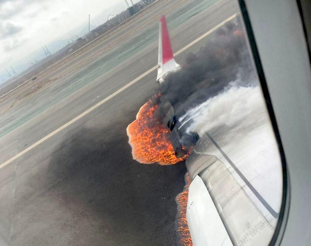 Airbus A320 LATAM in fiamme dopo lo scontro con i pompieri durante decollo