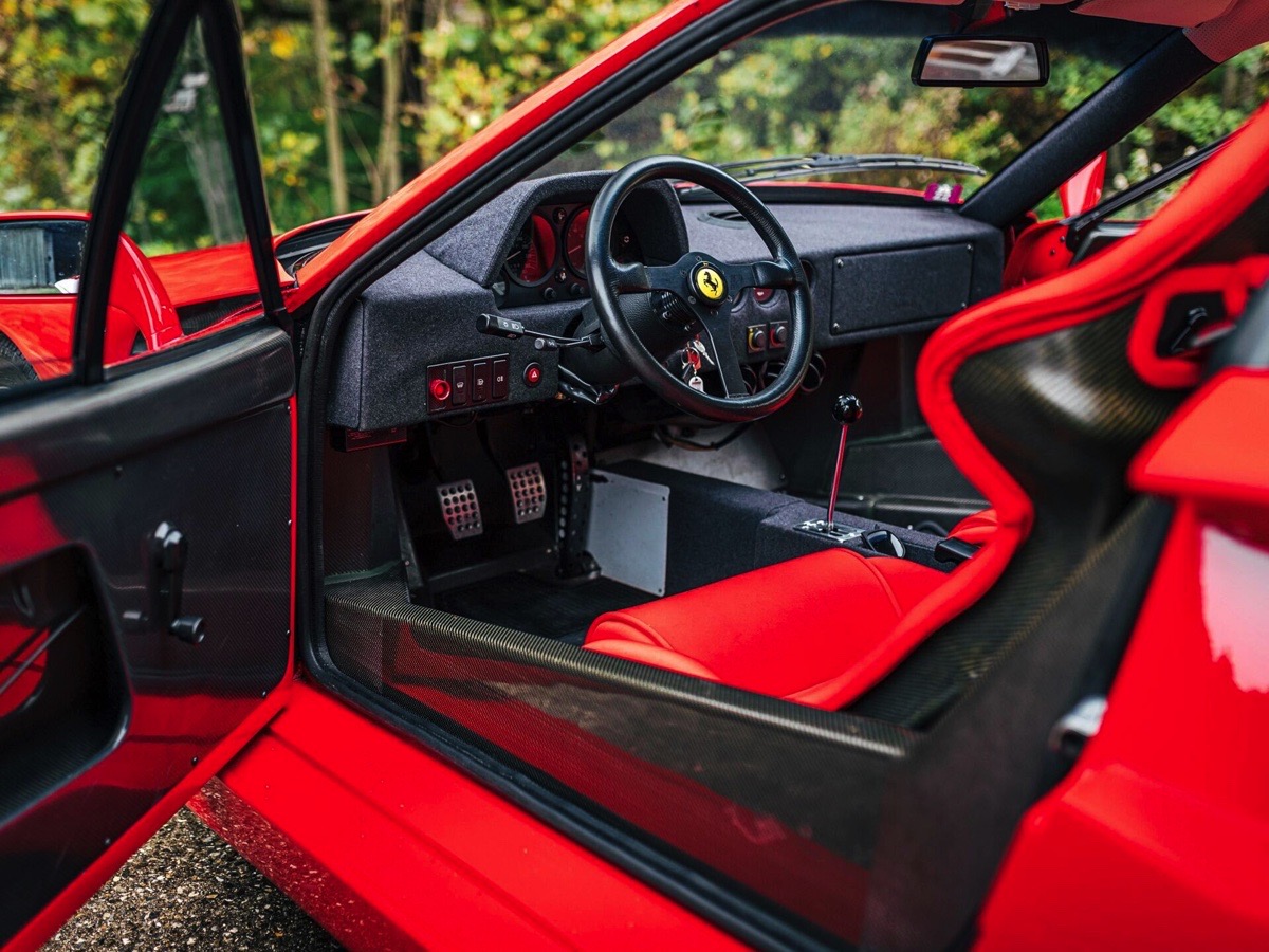 ferrari f40 interni