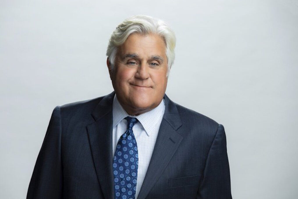 Jay Leno gravemente ustionato al volto da un incendio nel suo Garage