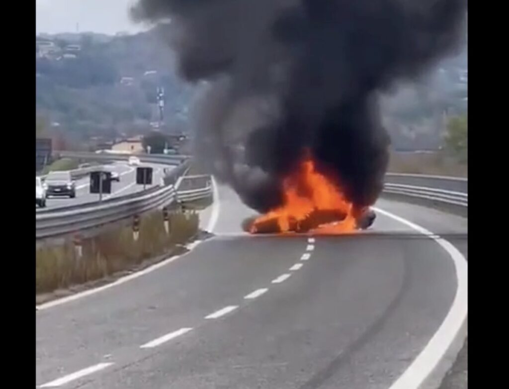 A 300 km/h in autostrada con una Huracan: auto distrutta e in fiamme