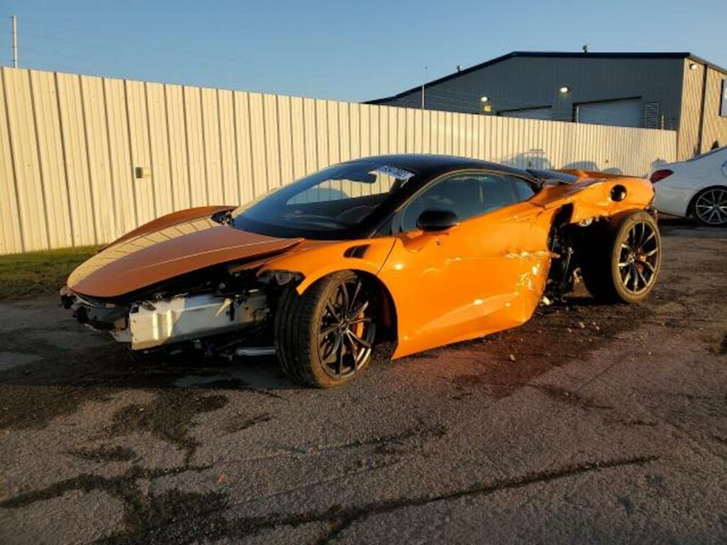 Qualcuno ha già distrutto una McLaren Artura nuova di zecca