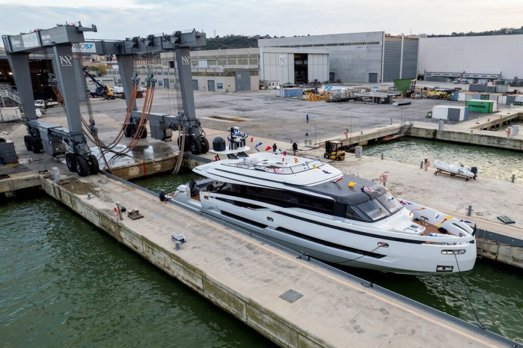 Extra X99 Fast: varata la seconda unità del super yacht