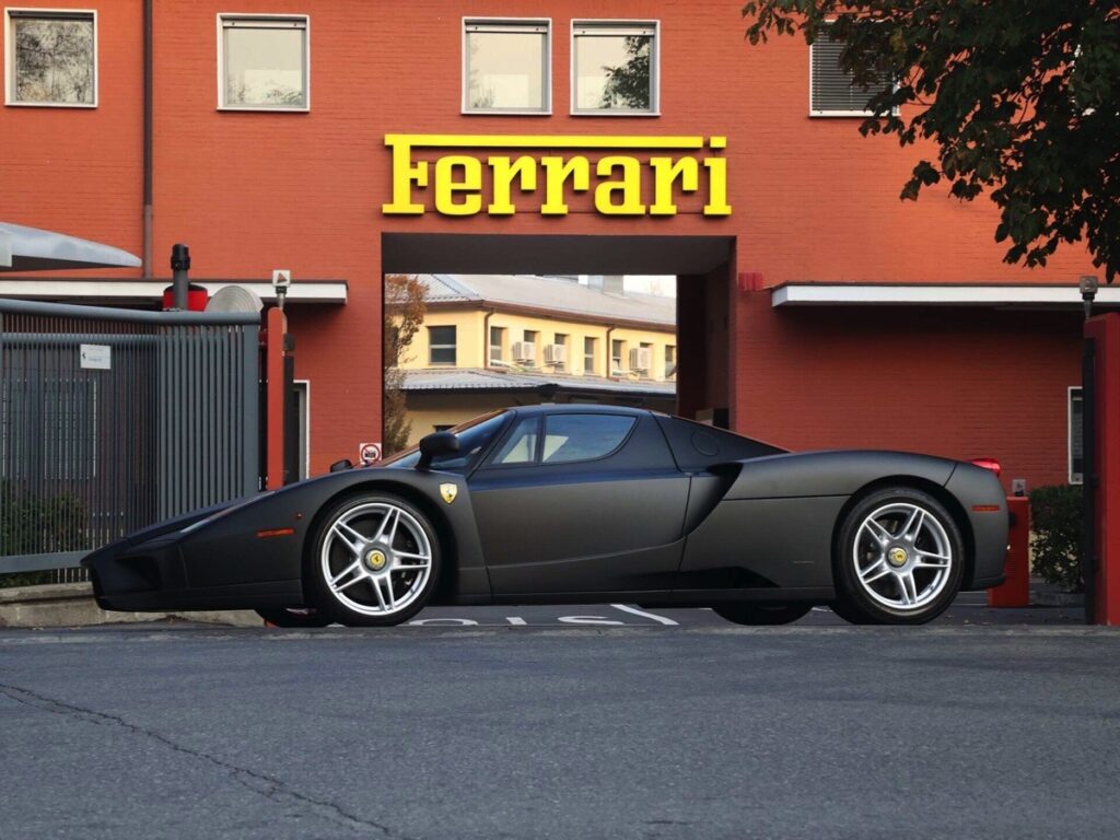 Questa è l’unica Ferrari Enzo realizzata ufficialmente in Nero Opaco.