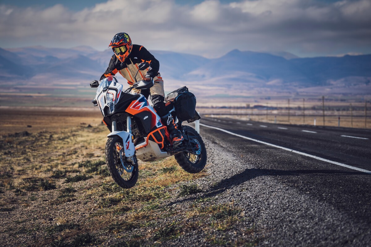 KTM 1290 Super Adventure R 2023 motore, prezzo, caratteristiche