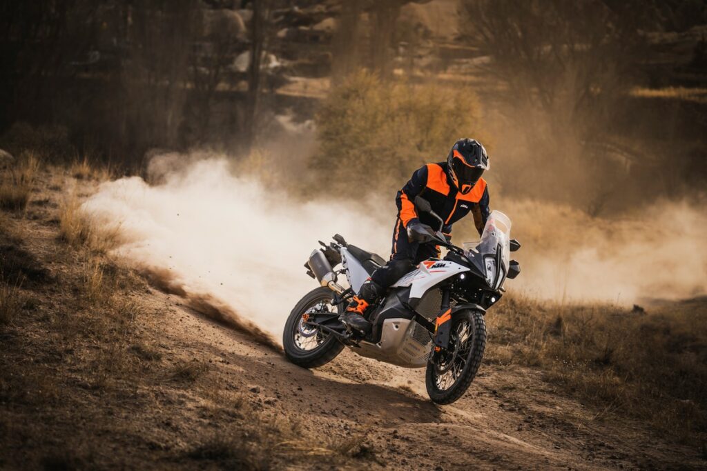 KTM 790 Adventure 2023: la combinazione di potenza e versatilità