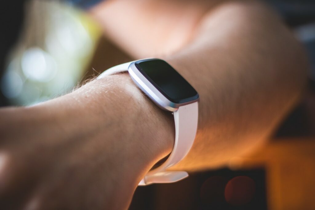 Regali di Natale Fitbit 2022: gli smartwatch e i tracker in offerta per le feste
