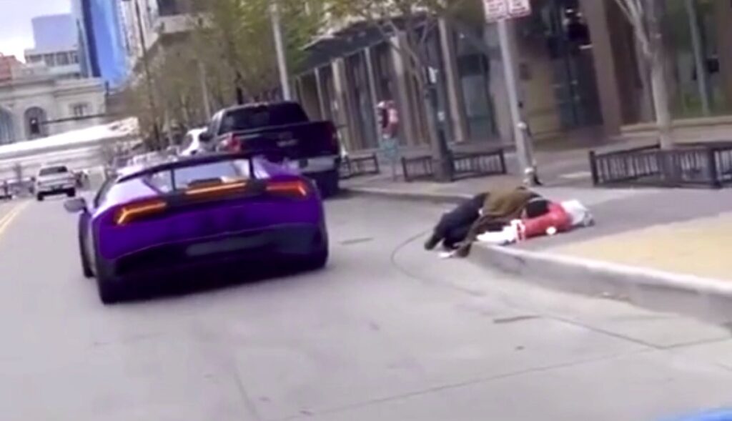 Sgasa con la Lambo per svegliare un clochard che dorme in strada: il video che fa indignare il web