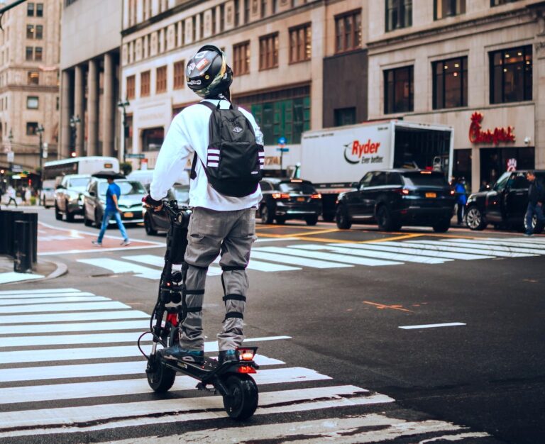 Monopattini, le regole sono un optional: multe e sequestri non scoraggiano i “furbetti”