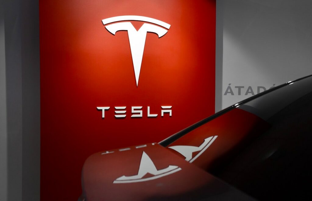 Le azioni Tesla sono nel mezzo del peggior ribasso di sempre: cosa sta succedendo?