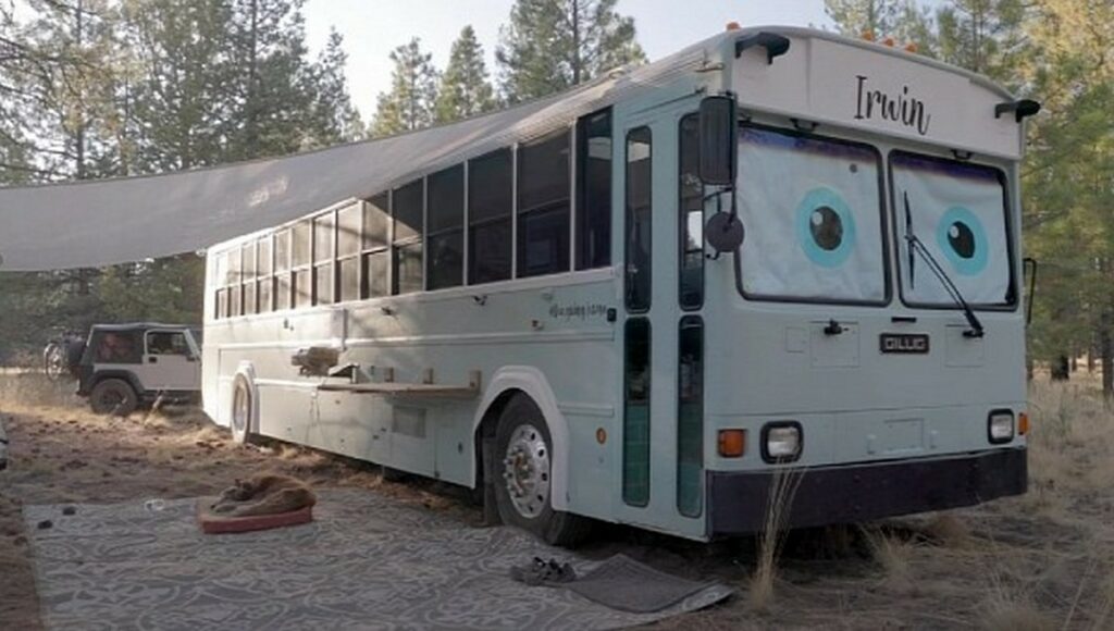 Come trasformare uno scuolabus in camper: il simpatico Irwin, video