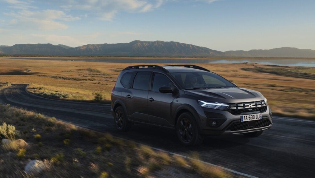 Dacia Jogger Hybrid 140, ecco i prezzi del primo ibrido Dacia da oggi in Italia