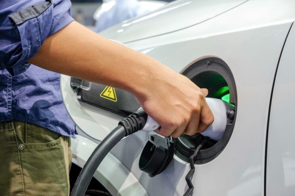 Auto elettriche: pro e contro, vantaggi e svantaggi, i costi