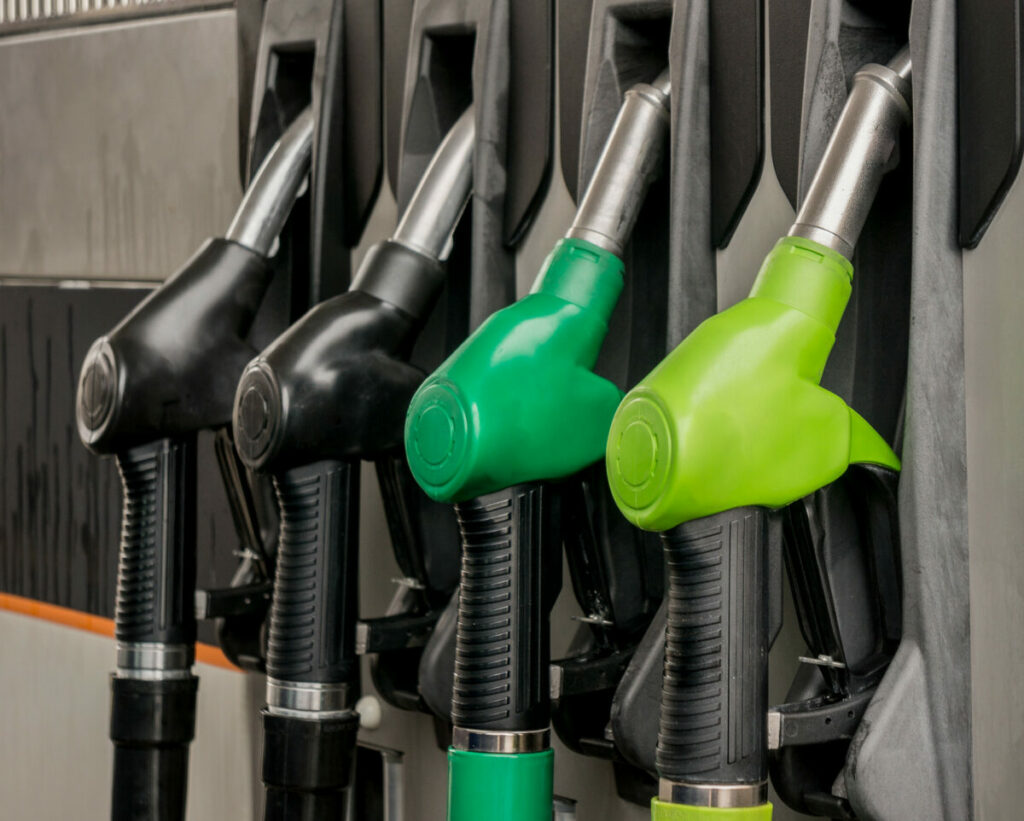 Rialzo dei prezzi carburanti: nuovo massimo annuale per la benzina