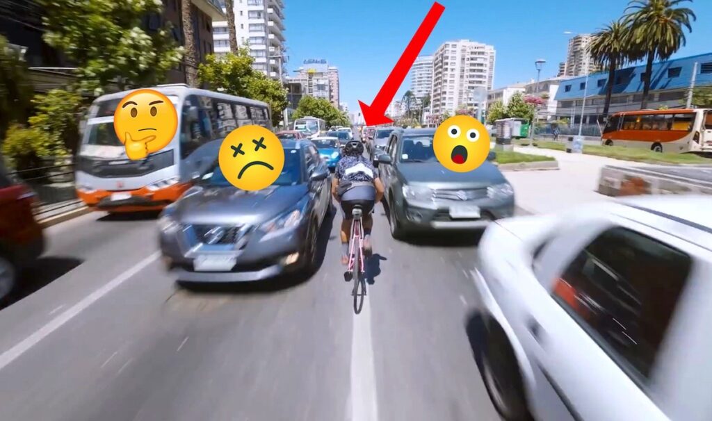 Ciclisti in contromano nel traffico seminano il panico