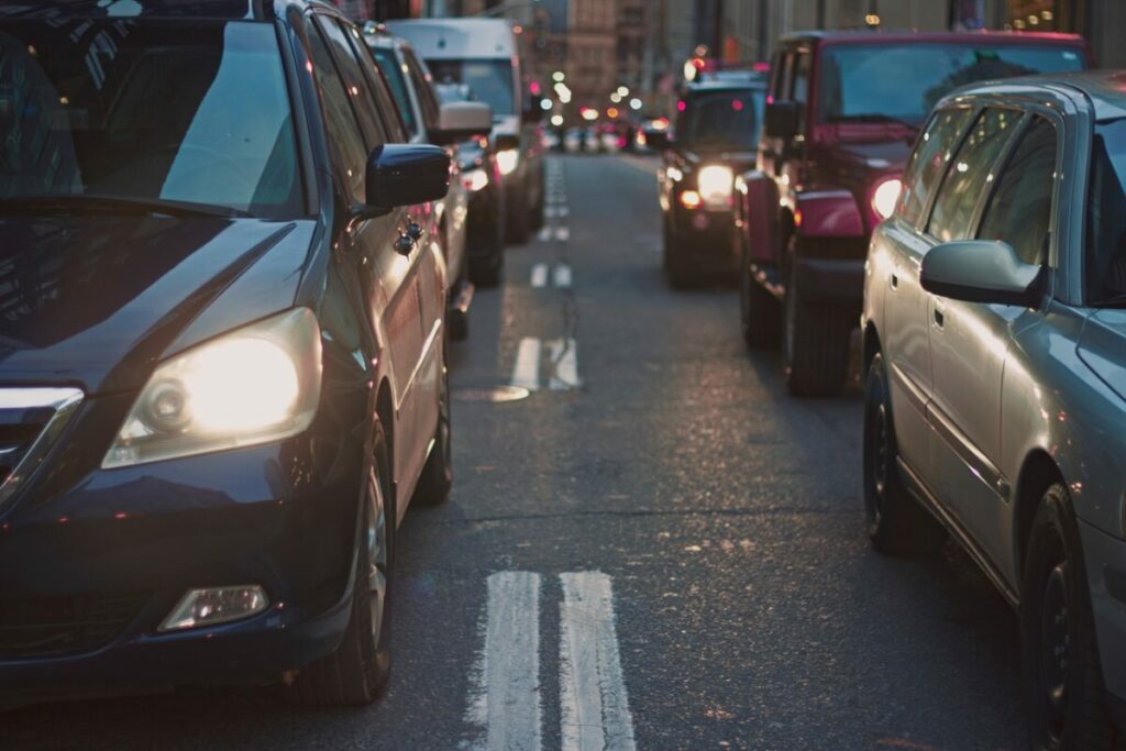 Guidare nel traffico aumenta la pressione del sangue ma la causa non è solo lo stress ed è peggio di quello che pensi