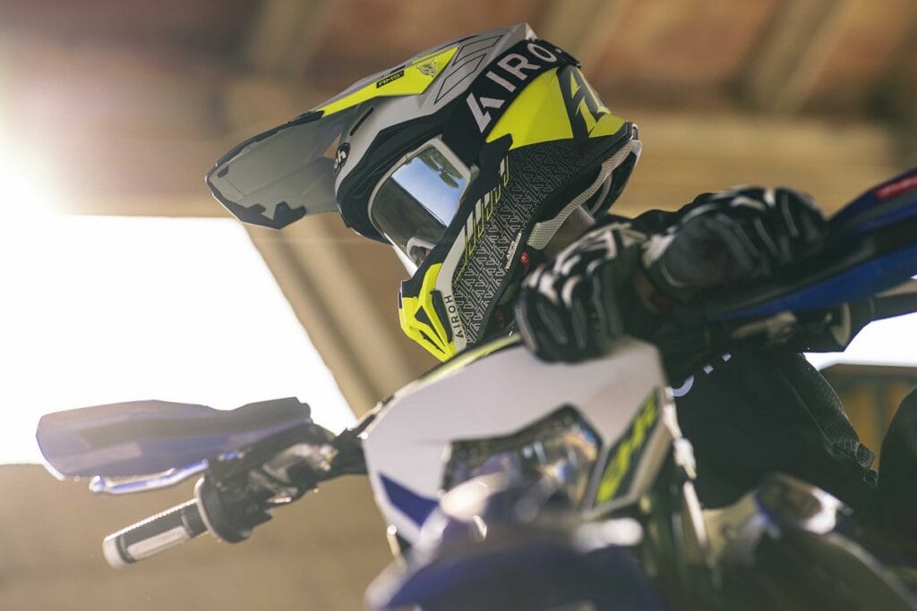 Casco cross Airoh Strycker e la maschera Blast XR1