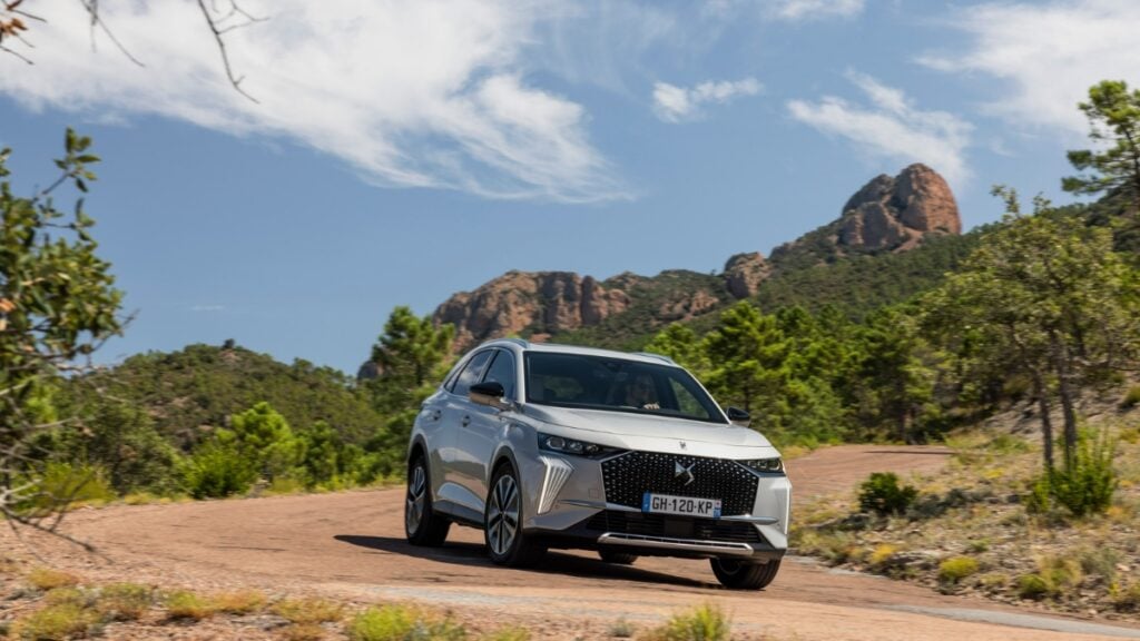 DS 7 PHEV: la prova del SUV ibrido nel test drive su strada