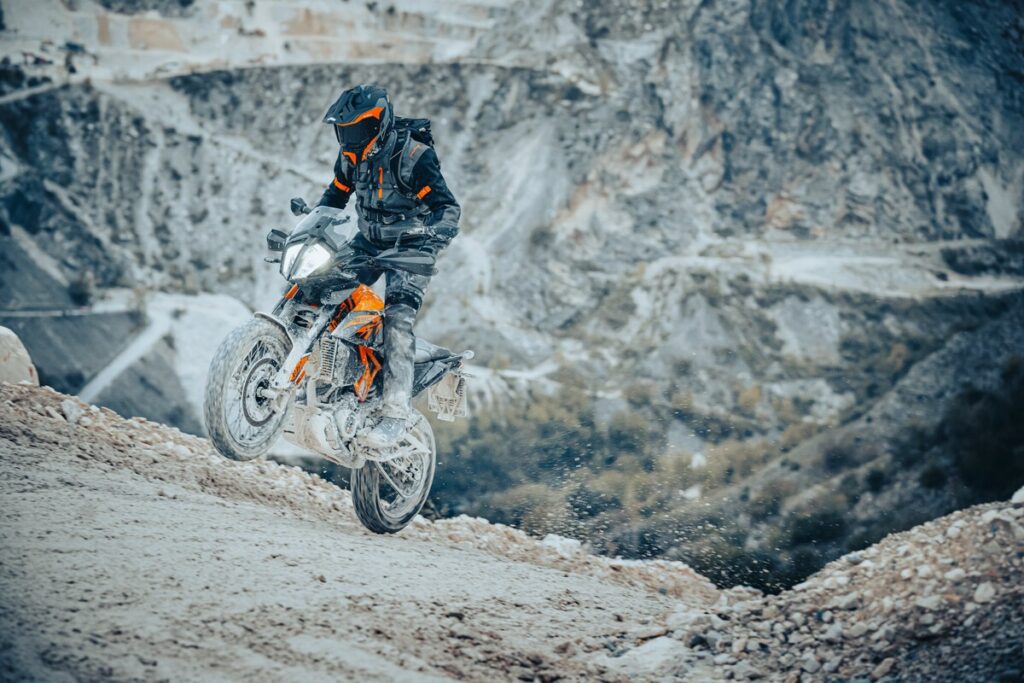 KTM 390 Adventure 2023: la moto concepita per affrontare il fuoristrada leggero