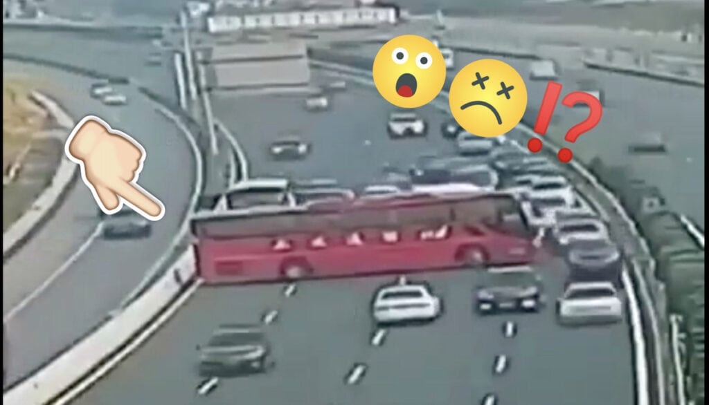 L’autista di un bus fa inversione in autostrada e va in contromano