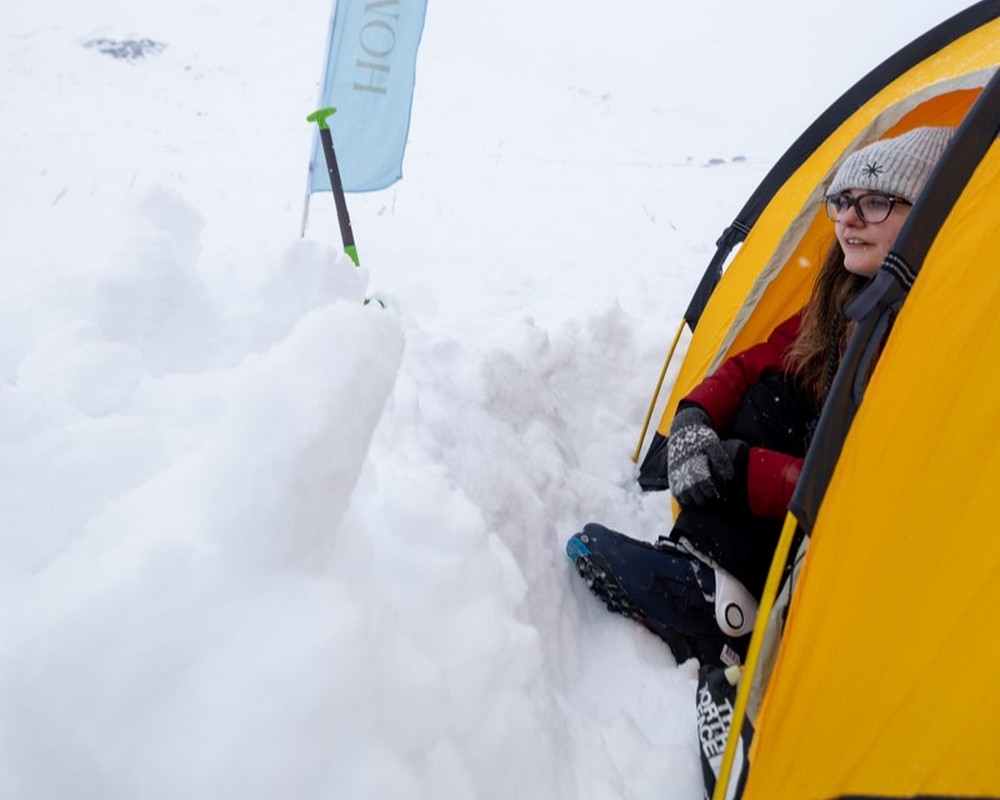 Come montare una tenda nella neve… tra una ciaspolata e un giro in motoslitta