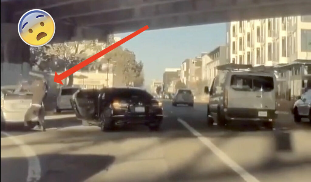 Una Tesla registra il ladro che ruba una borsa rompendo il lunotto al semaforo