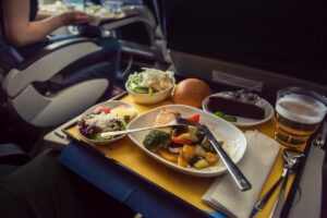 mangiare cibo in aereo in volo