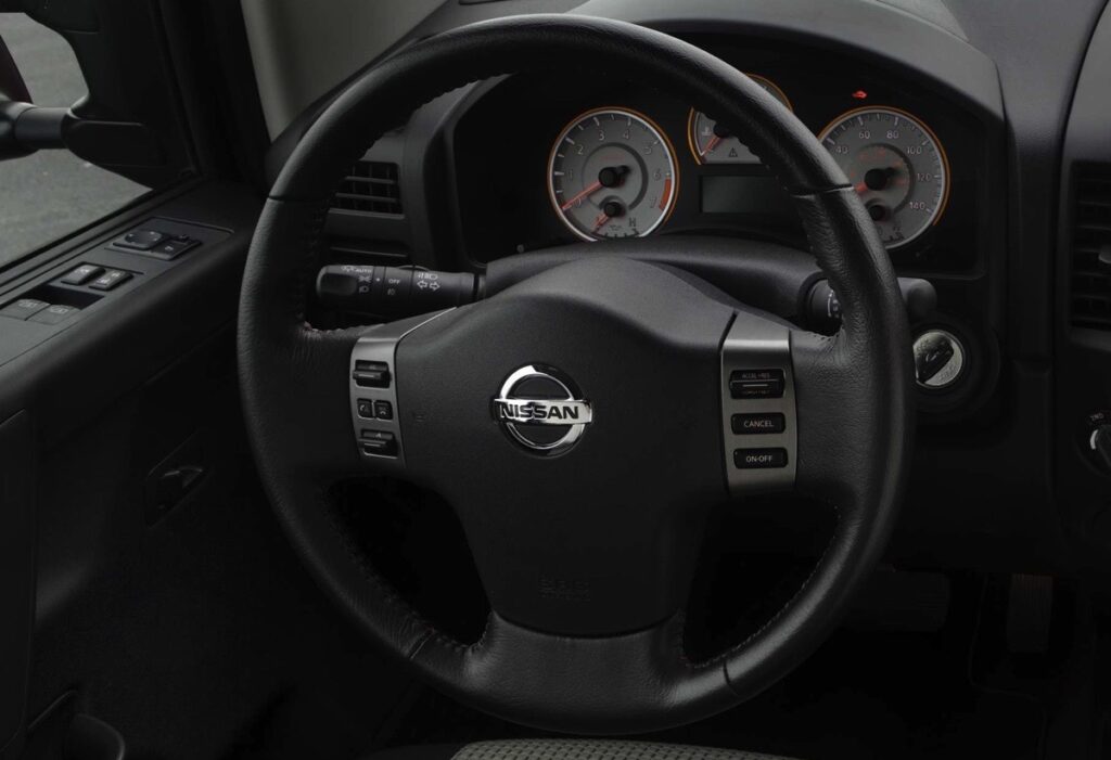 Nissan richiama 404.000 auto per il logo sull’airbag che diventa un “proiettile”