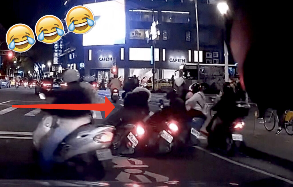 Gli scooter si fermano al semaforo e fanno uno strike perfetto!