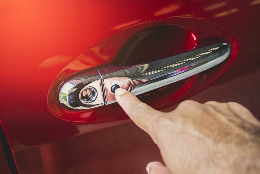 Perché in alcuni casi prendiamo la scossa scendendo dall’auto?