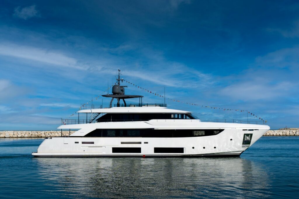 Custom Line Navetta 33 2023: il varo del ventiseiesimo yacht dislocante