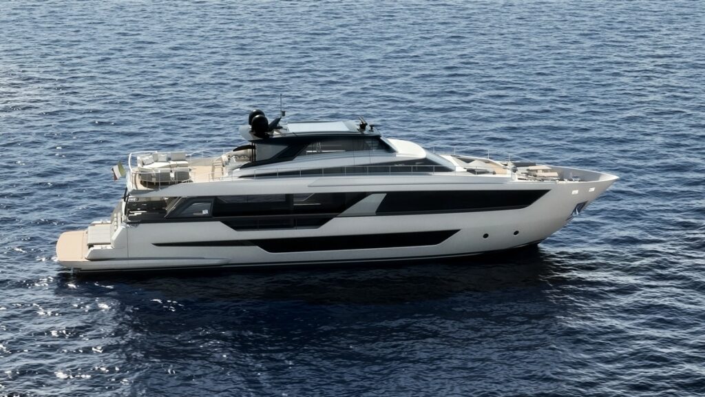 Ferretti Yachts 1000 Skydeck con il nuovo upper deck completamente chiuso da vetrate