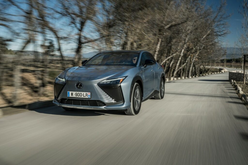 Lexus RZ 450e 2023: il nuovo suv elettrico a batteria