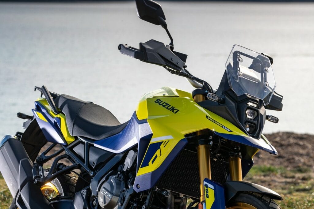 Suzuki V-Strom 800DE 2023: la Sport Enduro Tourer a 11.500 euro