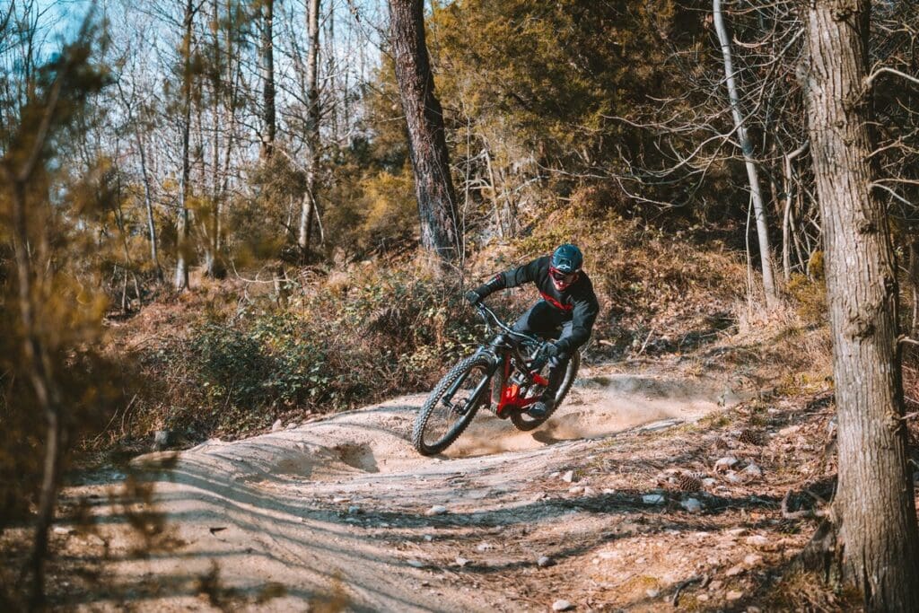 Thok E-Bikes Gram: l’e-Enduro full carbon che apre una nuova era