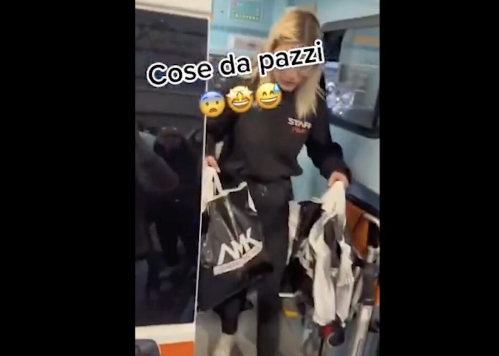 Tiktoker usa ambulanza a sirene spiegate come taxi a Napoli: il video shock