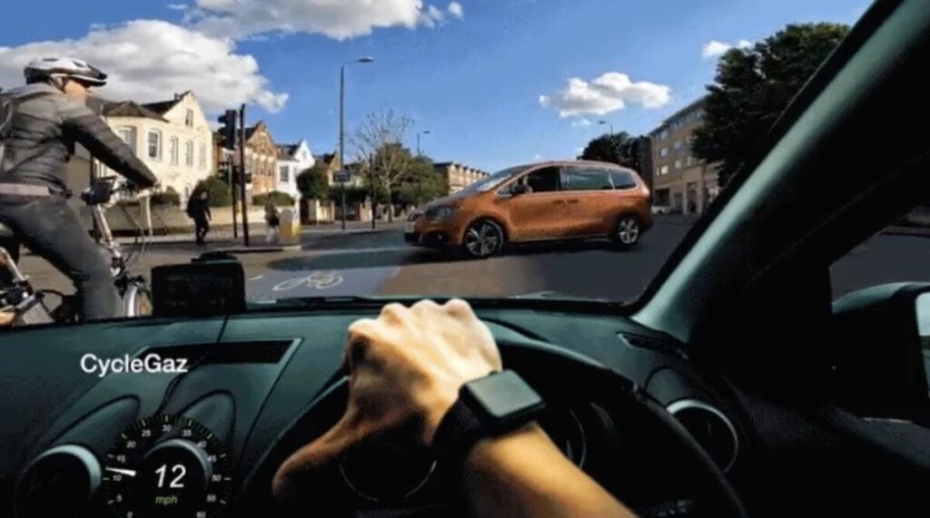 Un ciclista ci fa vedere la sua prospettiva come se fossimo in auto