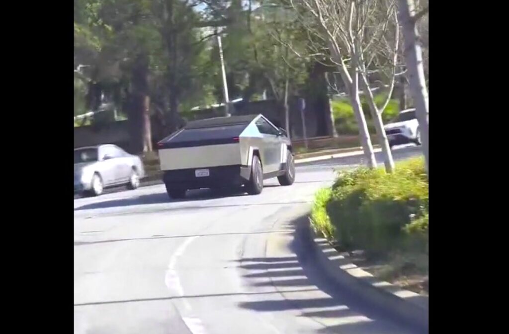 Il video del Tesla Cybertruck su strada con quattro ruote sterzanti