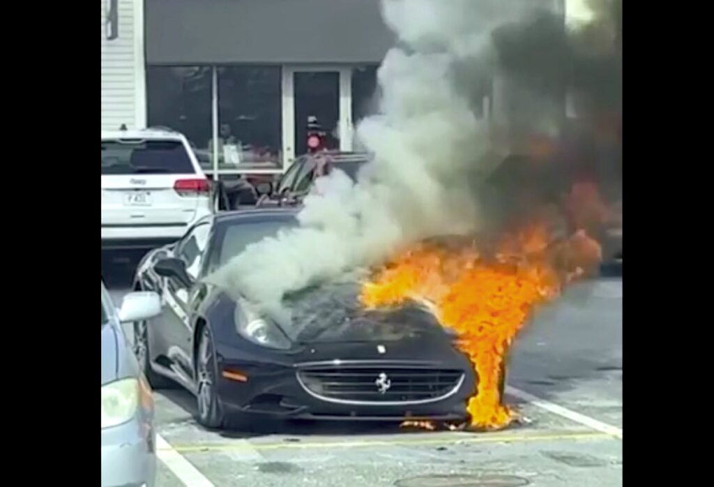 Una povera Ferrari California in fiamme negli USA