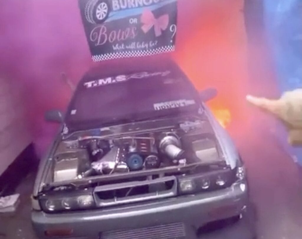 Gender reveal party con proposta di matrimonio, ma il burn out manda a fuoco tutto.