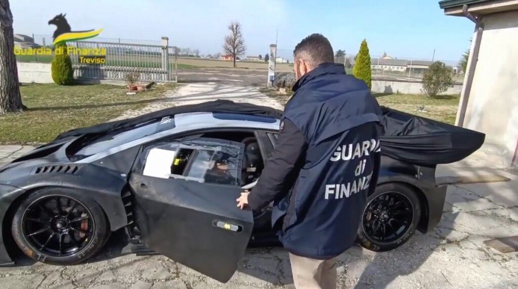 “Per riavere la Lambo devi pagare 350.000 euro”: la GDF ferma l’estorsione