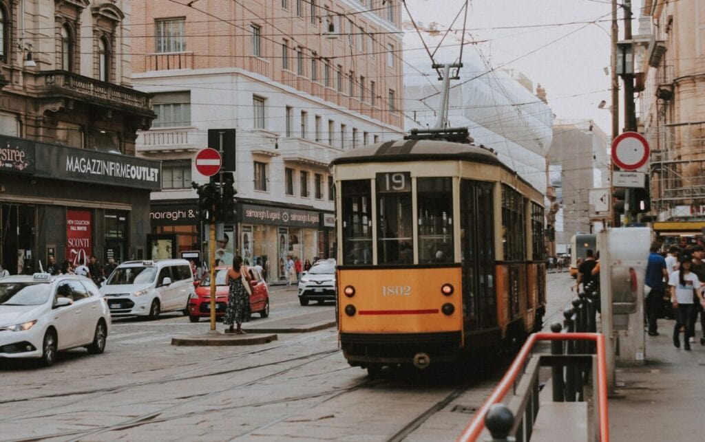 A Milano vorrebbero far pagare la sosta a tutti dappertutto, anche ai residenti