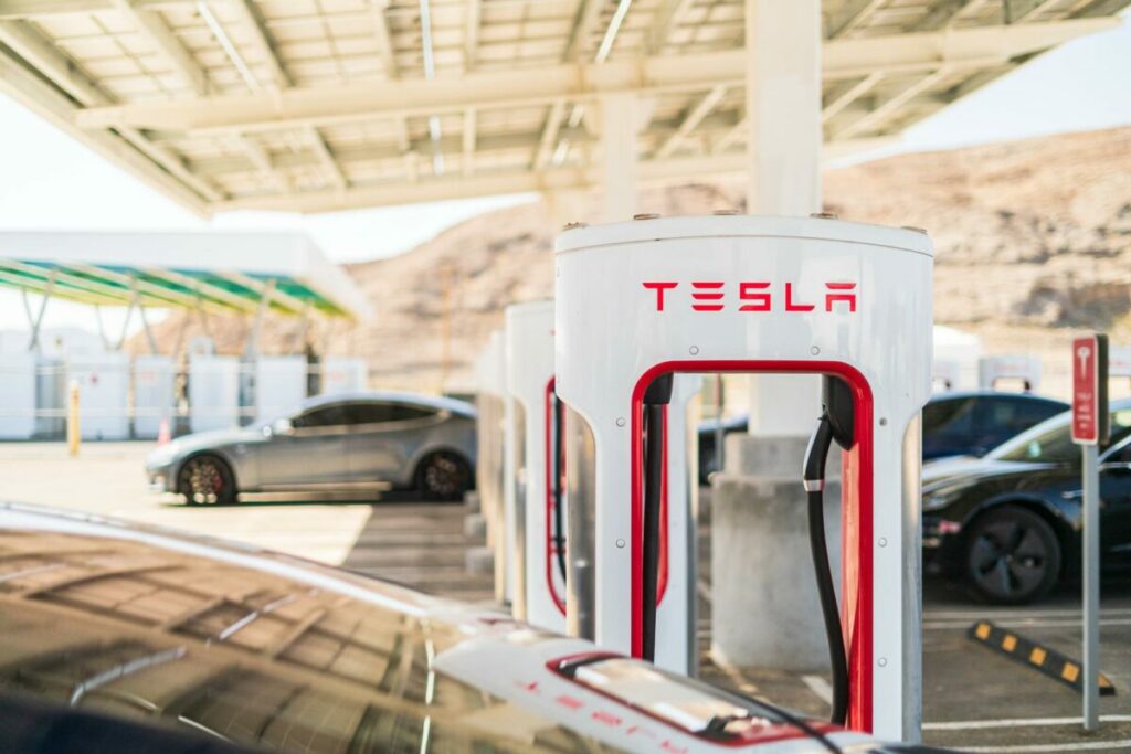 Tesla taglia i prezzi delle tariffe ai Supercharger
