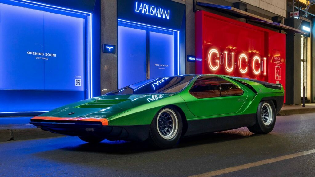 Milano Design Week 2023 Alfa Romeo Carabo: la concept car inaugura la nuova boutique Larusmiani