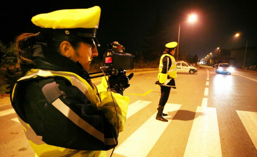Supera una pattuglia della polizia a 160 km/h: patente ritirata